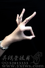 美女手指纹身