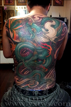 满背青龙纹身