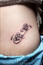 美女四叶草纹身