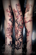 手臂梅花纹身
