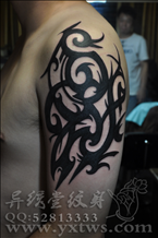 肩膀图腾纹身