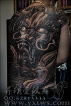 传统满背黑白大龙纹身