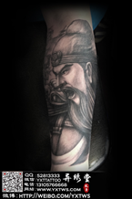 手臂黑白关公纹身