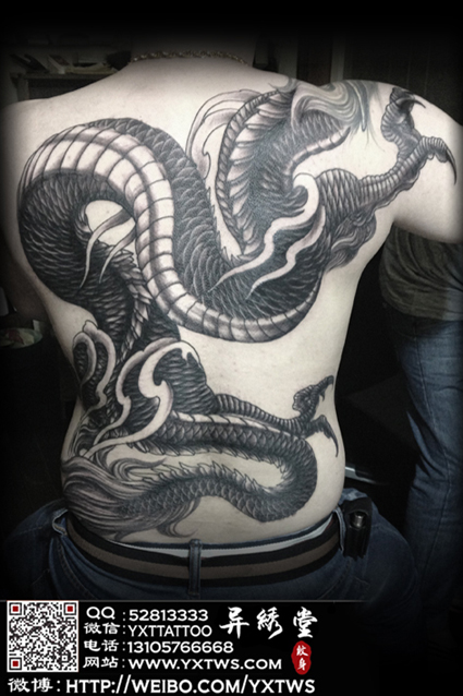 满背黑白龙纹身