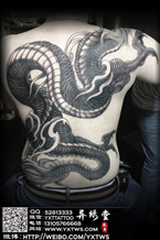 满背黑白龙纹身