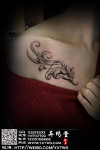 美女胸脯黑白纹身