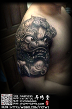 大臂黑白唐狮纹身