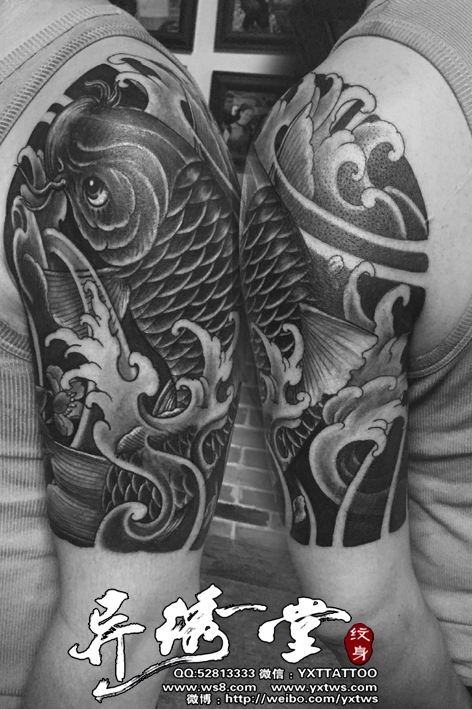 大臂黑白鲤鱼纹身