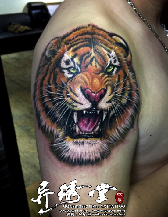 大臂老虎头纹身