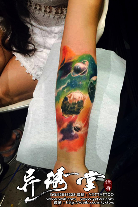 美女彩色星空小臂纹身