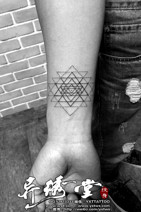 小臂三角形点刺纹身