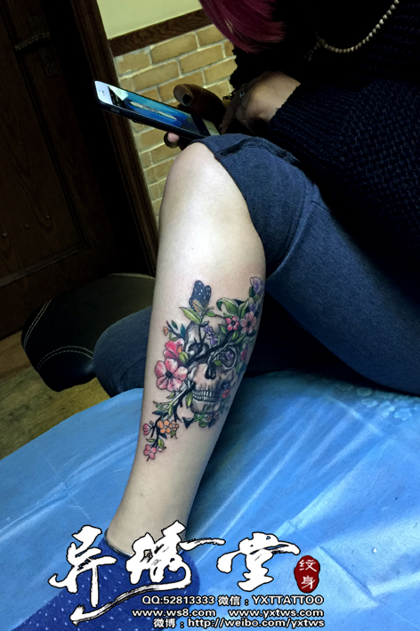 小腿骷髅花纹身