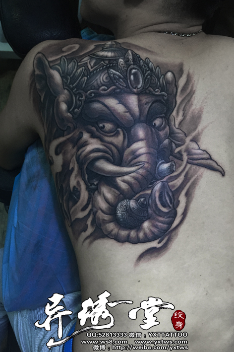 后背象神纹身