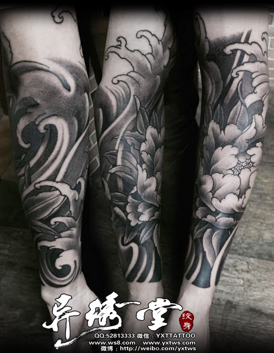 花臂黑白牡丹传统纹身