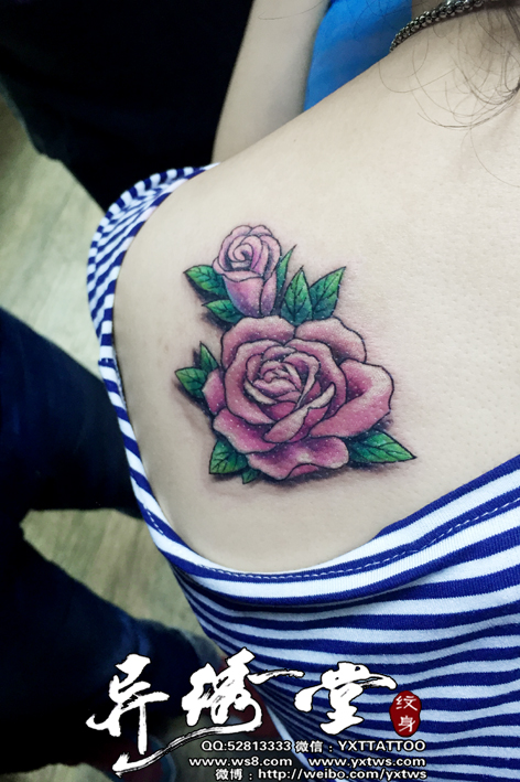 美女背部花纹身