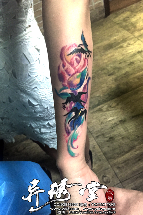 美女小臂遮盖伤疤纹身