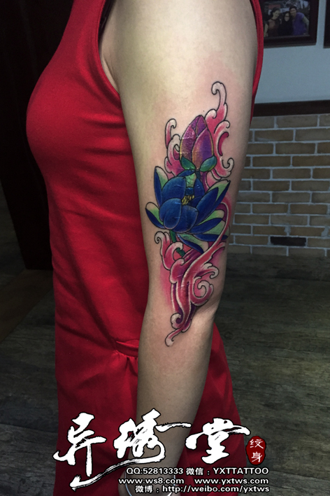 美女遮盖手臂疤痕纹身