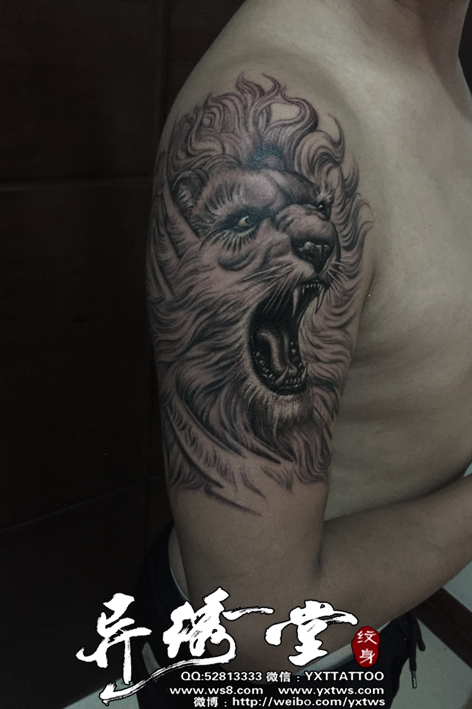 雄狮头像大臂黑白纹身
