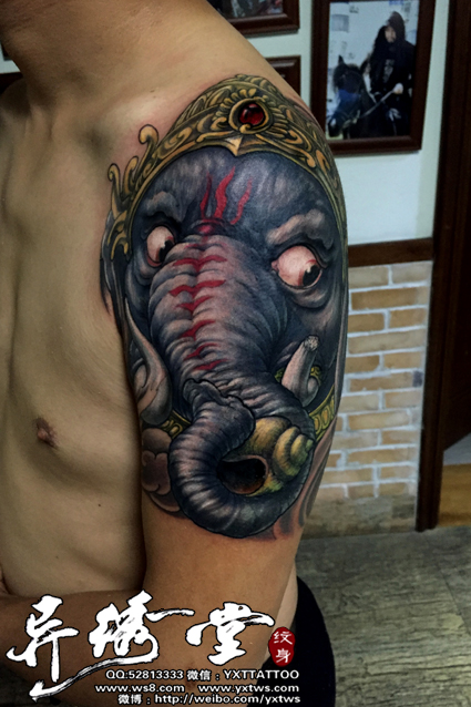 彩色象神大臂纹身