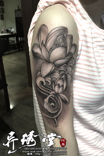 莲花纹身美女肩膀