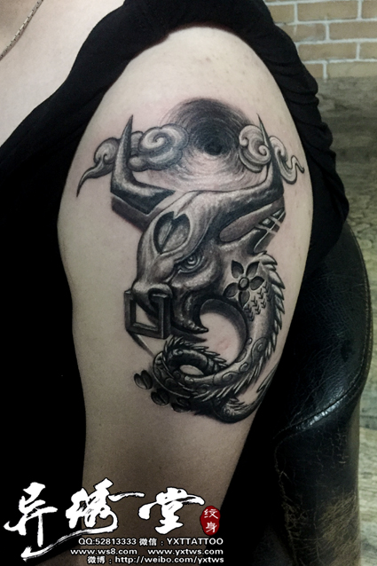 牛头牛蹄祥云漩涡抽象纹身