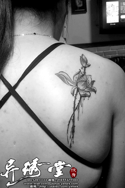 水墨莲花纹身