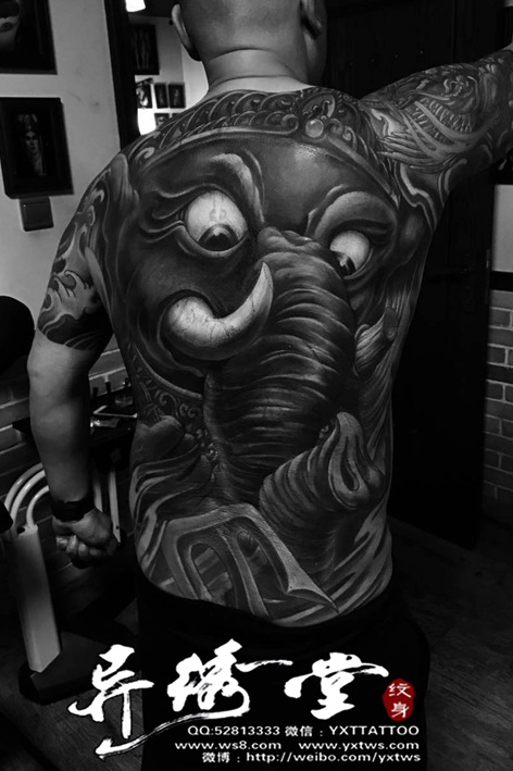 象神满背纹身