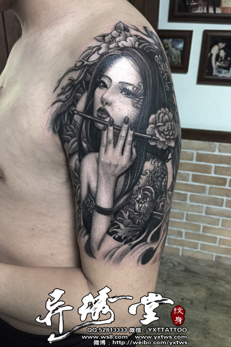 大臂艺妓黑白纹身