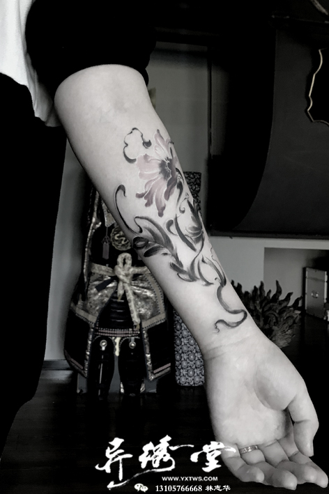 小臂水墨国画风格罂粟花纹身