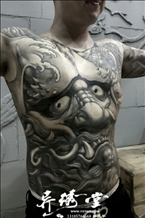 大龙胸前黑白传统纹身