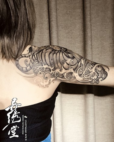 美女肩膀老虎纹身