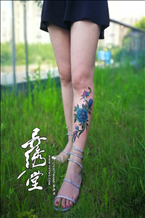 美女小腿花纹身图片