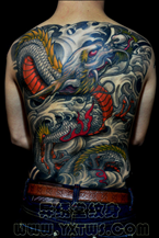 彩色龙满背纹身