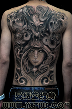 黑白满背纹身